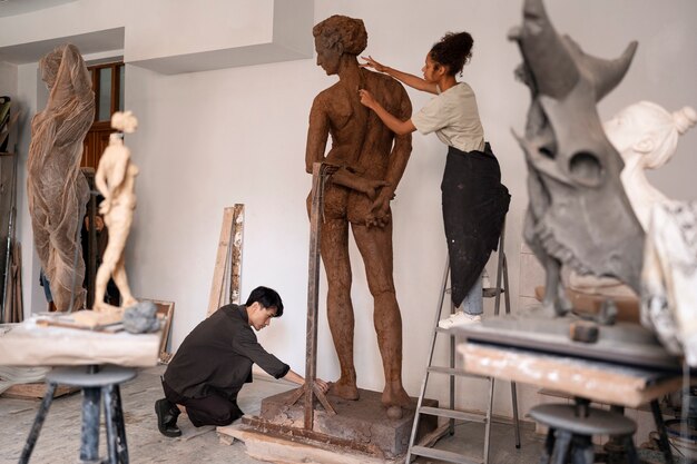 Vollständige Tonskulptur von Menschen