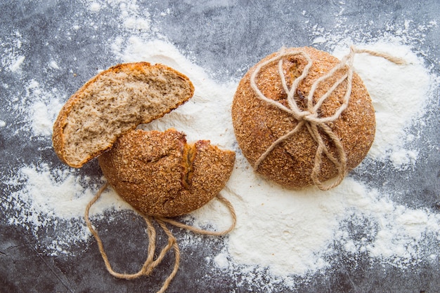 Vollweizenbrötchen auf der Tischplatteansicht