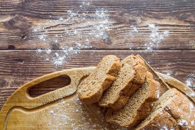 Vollweizenbrot auf Draufsicht des Holztischs