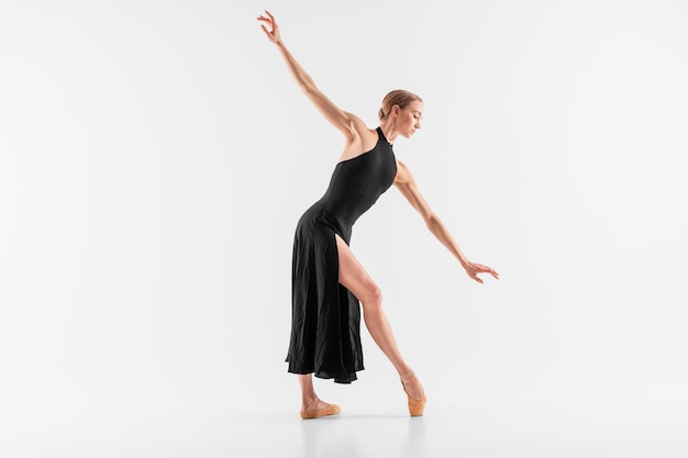 Vollwertige Ballerina tanzt