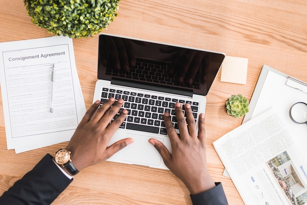 Vom oben genannten Arbeiter, der auf Laptop schreibt