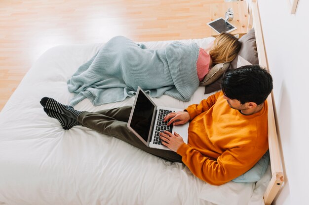 Vom oben genannten Mann mit Laptop nahe Frau