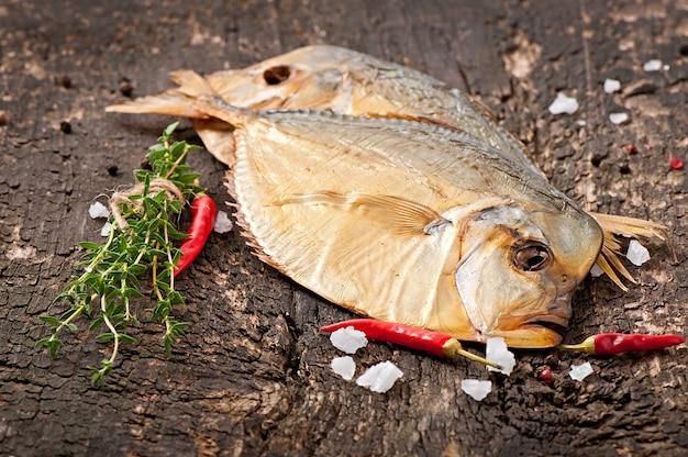 Vomer Räucherfisch auf der Holzoberfläche