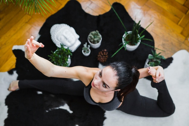 Kostenloses Foto von der oben genannten frau, die yoga tut