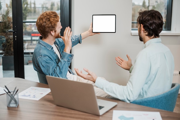 Kostenloses Foto von hinten als team zusammenarbeiten