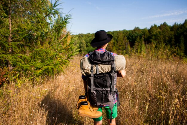 Von hinten sieht man einen Mann auf Reisen