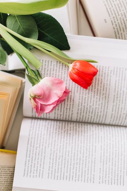 Kostenloses Foto von oben blumen auf büchern