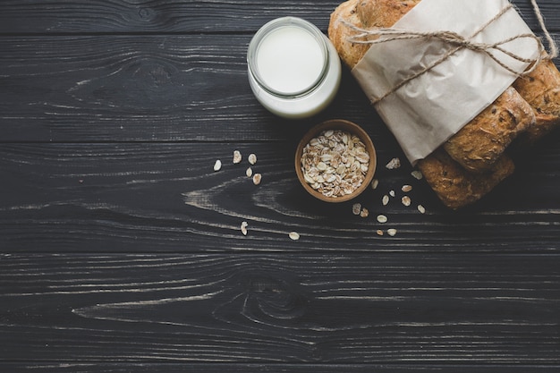 Kostenloses Foto von oben brötchen und milchprodukte