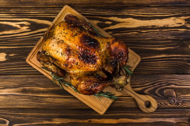 Kostenloses Foto von oben gegrilltes hähnchen mit rosmarin