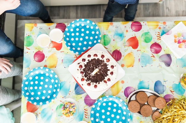 Von oben Kuchen auf dem Tisch