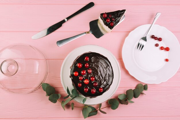 Von oben Kuchen mit Beeren