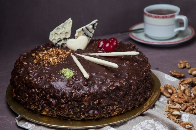 Von oben Nusskuchen mit Walnuss und Tasse Tee im Lappen