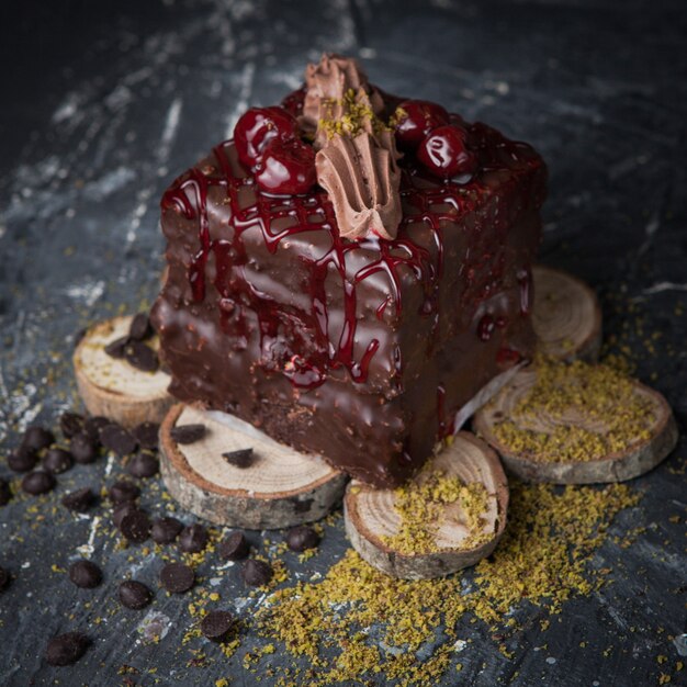 Von oben Schokoladenkuchen mit Erdnusskrümel in Holz