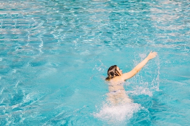 Kostenloses Foto vor dem krabbeln schwimmen