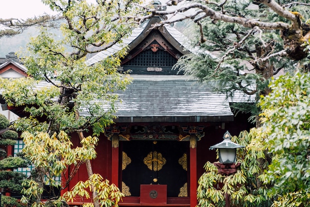 vor dem roten Tempel Japan
