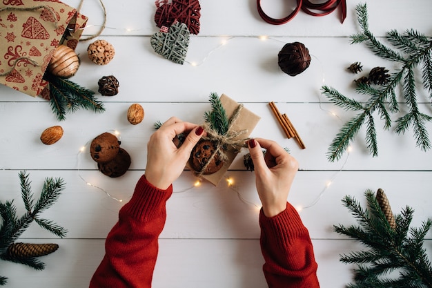 Vorbereiten für Weihnachten. Weihnachtshandwerk, Tannenzapfen, Tannenzweigen, Weihnachtsbeleuchtung.