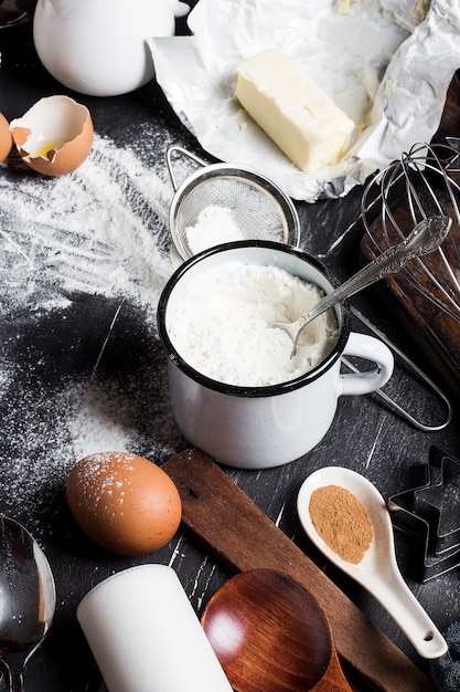 Vorbereitung, die Küchenbestandteile für das Kochen backt