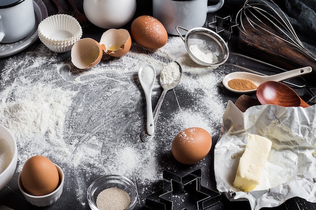 Vorbereitung, die Küchenbestandteile für das Kochen backt