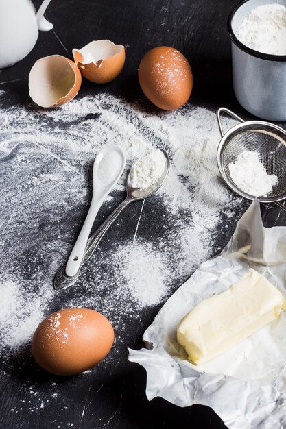 Vorbereitung, die Küchenbestandteile für das Kochen backt