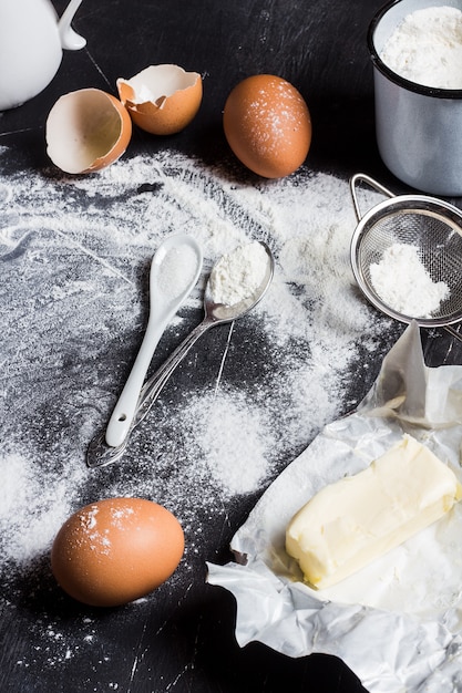 Vorbereitung, die Küchenbestandteile für das Kochen backt