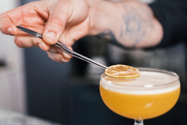 Vorbereitung eines erfrischenden Cocktails in einer Bar