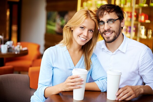 Vorbereitungen für den Tag mit Kaffee