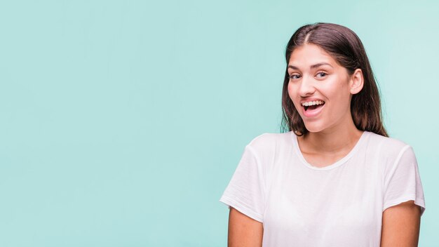 Vorbildliche Aufstellung des Brunette mit weißem T-Shirt