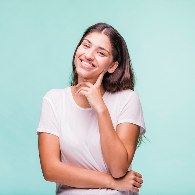 Vorbildliche Aufstellung des Brunette mit weißem T-Shirt