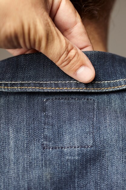 Vorbildliche Details, die blaue Denimjacke tragen