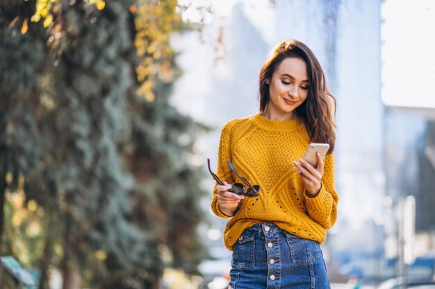 Vorbildliche Frau, die am Telefon spricht