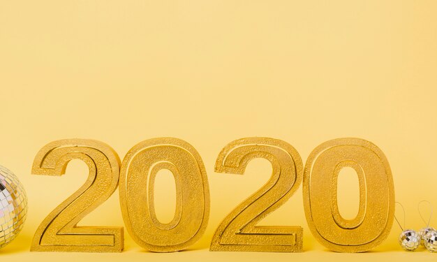Vorderansicht 2020 neues Jahr mit silbernen Weihnachtskugeln