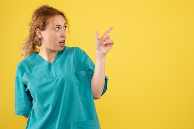 Vorderansicht Ärztin im medizinischen Hemd, Gesundheitskrankenschwester Sanitäter covid-19 Farbemotion