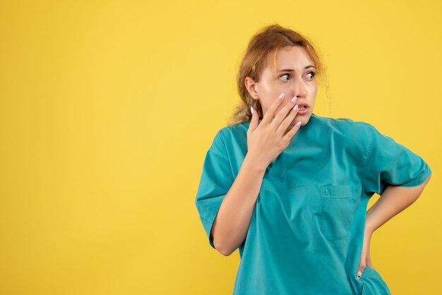 Kostenloses Foto vorderansicht ärztin im medizinischen hemd, gesundheitsmediziner-krankenschwester covid-19 farben