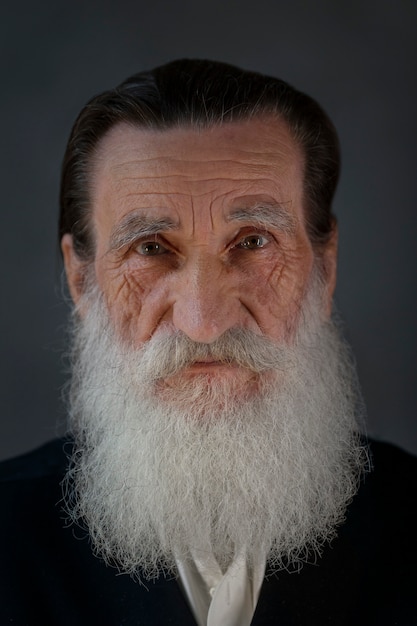 Vorderansicht alter Mann mit langem Bart