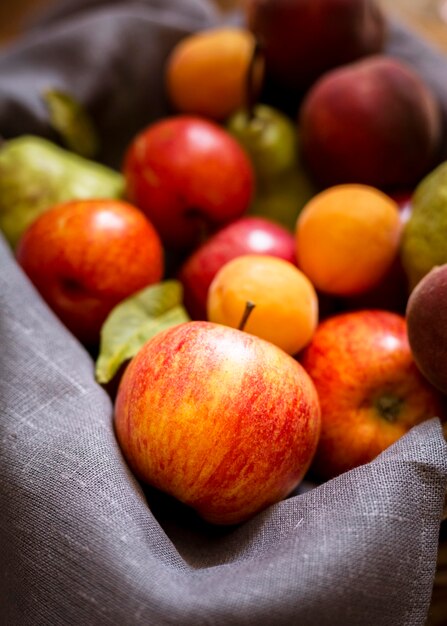 Vorderansicht Anordnung der köstlichen frischen Früchte