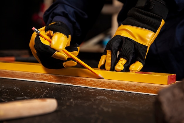 Kostenloses Foto vorderansicht arbeiter mit schutzhandschuhen