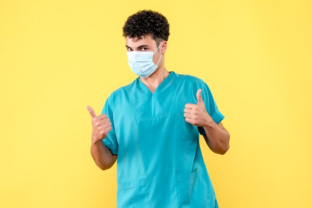 Vorderansicht Arzt Der Arzt in der Maske spricht über die Einhaltung der Hygienevorschriften