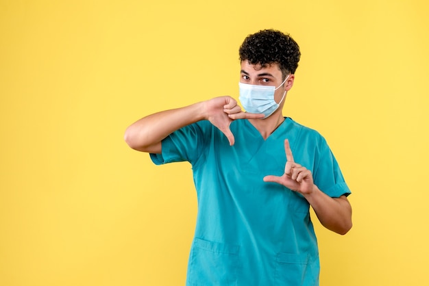 Vorderansicht Arzt Der Arzt in der Maske spricht über Mittel gegen Coronavirus