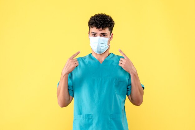 Vorderansicht Arzt Der Arzt trägt eine Maske wegen einer Coronavirus-Pandemie