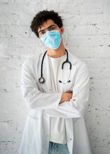 Vorderansicht Arzt trägt Gesichtsmaske