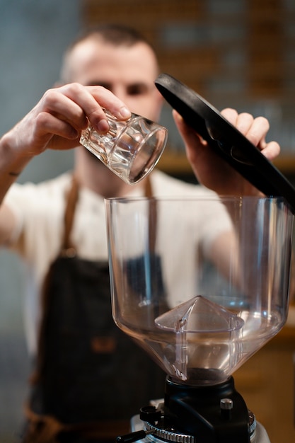 Vorderansicht Barista Mann arbeiten