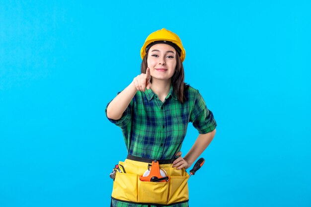 Vorderansicht Baumeisterin in Uniform und Helm auf Blau