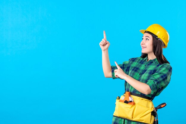 Vorderansicht Baumeisterin in Uniform und Helm auf Blau