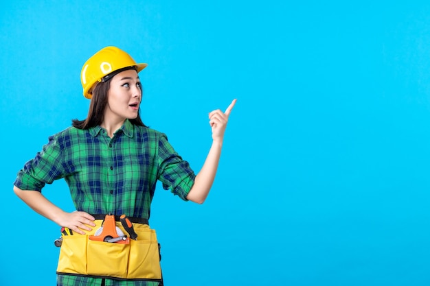 Vorderansicht Baumeisterin in Uniform und Helm auf Blau