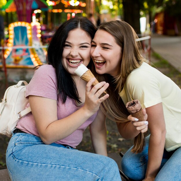 Vorderansicht beste Freunde, die zusammen ein Eis essen