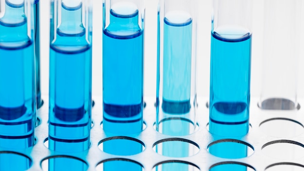 Vorderansicht blaue chemische Substanzen in Röhren