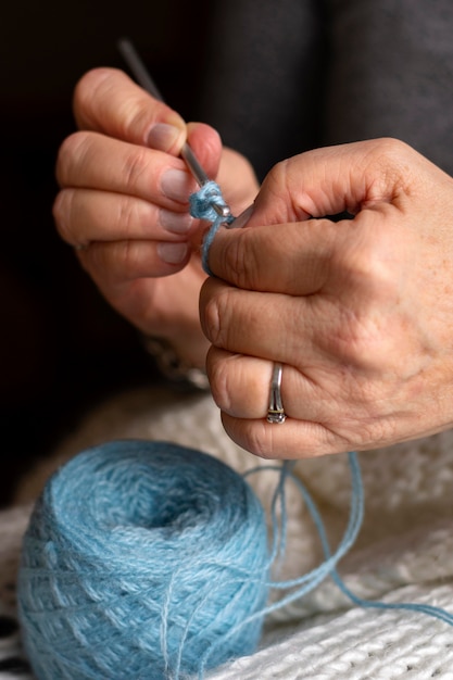 Vorderansicht blauer Faden zum Stricken