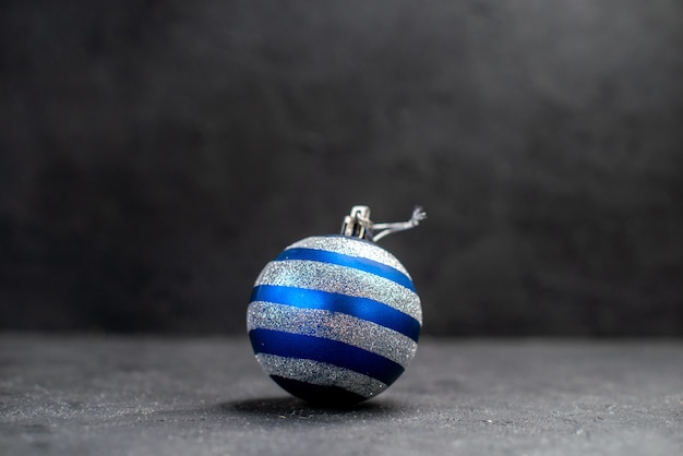 Vorderansicht blauer Weihnachtsbaumball auf dunklem, isoliertem Hintergrundfreiraum