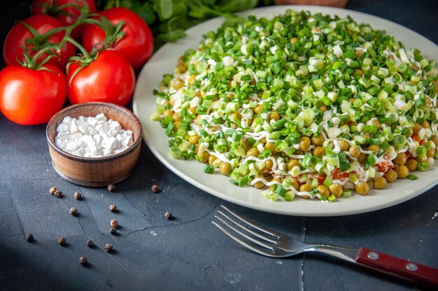 Vorderansicht Bohnensalat mit roten Tomaten auf dunkelgrauem Hintergrund Salat Mahlzeit Gericht Essen Snack Mittagessen Hühnchen