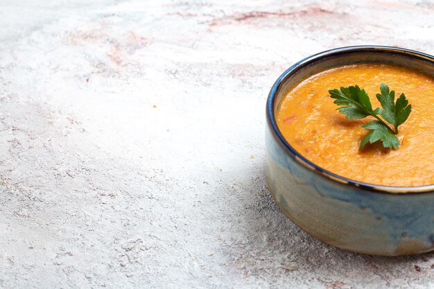 Vorderansicht Bohnensuppe genannt merci Innenplatte auf der weißen Hintergrundsuppe Mahlzeit Mahlzeit Gemüsebohne